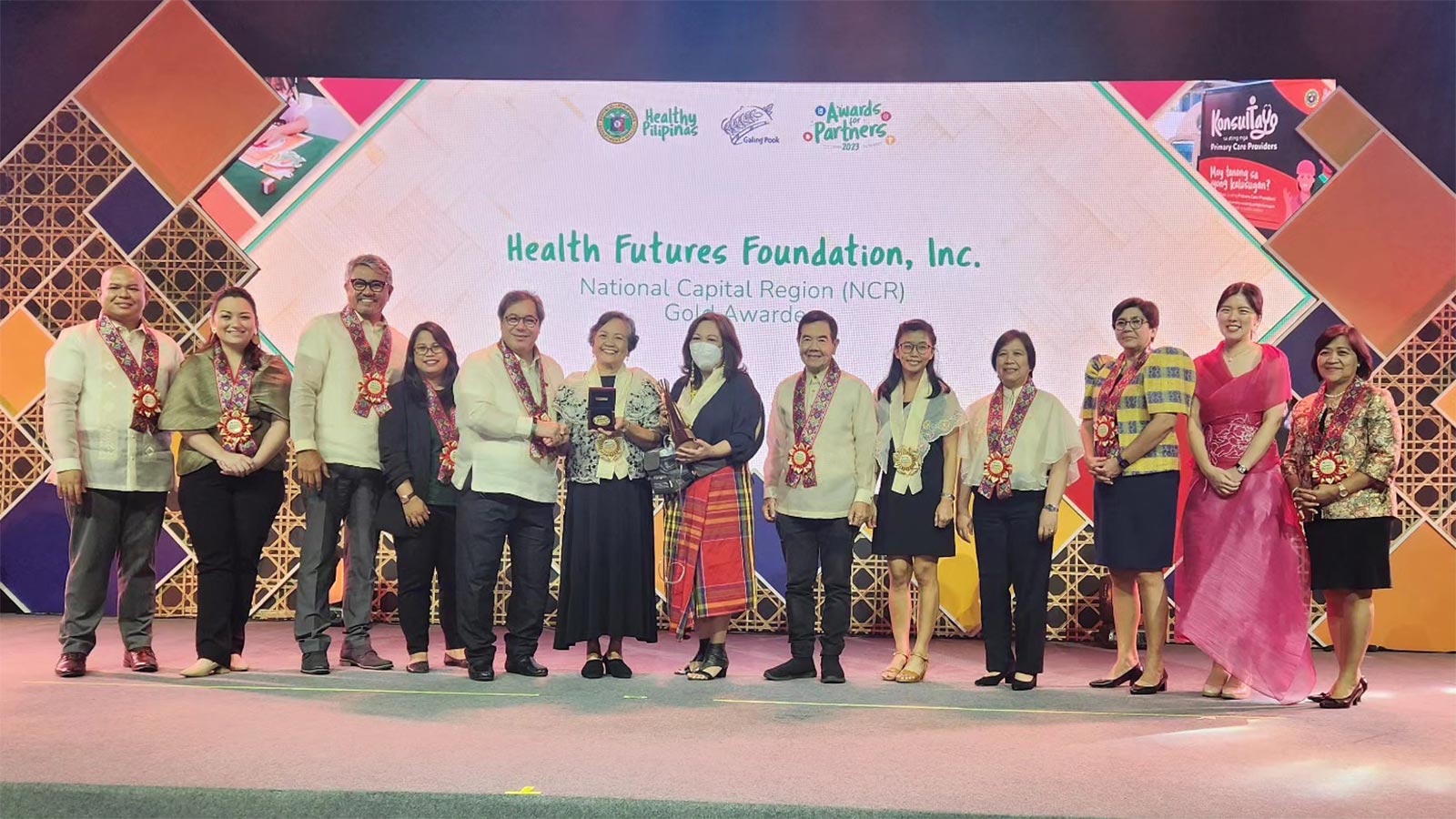 DOH Secretary Dr. Ted Herbosa presenting the Healthy Pilipinas Gold Award for Partners to Health Futures Foundation, Inc. (HFI)